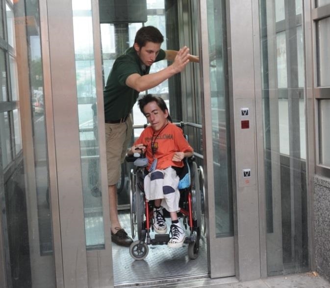 Mann im Rollstuhl mit Pfleger