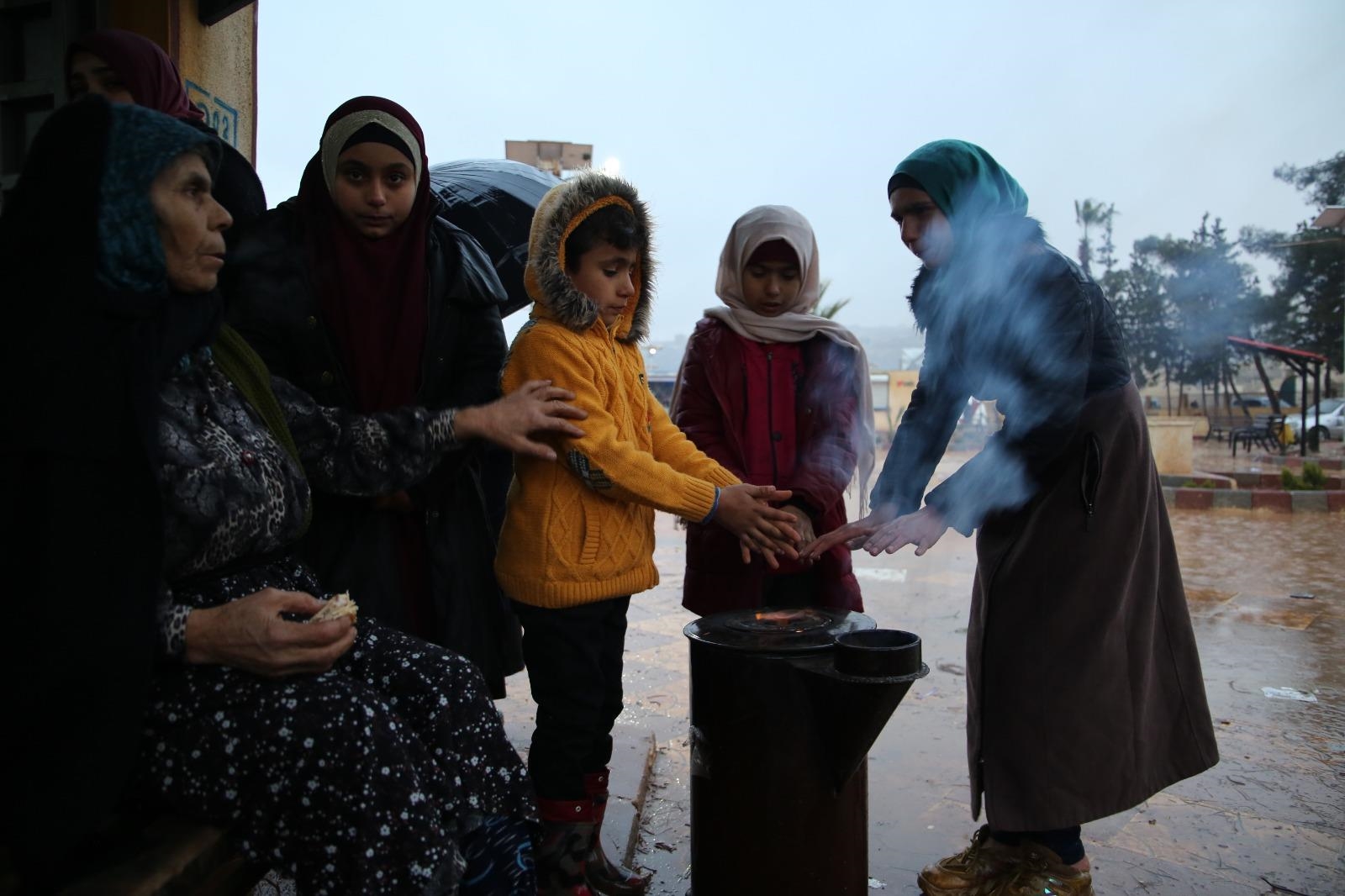 Edlib-Sarmada: Aufwärmen in der Kälte (Foto: Caritas international)
