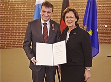 Staatsministerin Emilia Müller übergibt das Bundesverdienstkreuz am Bande an Michael Eibl