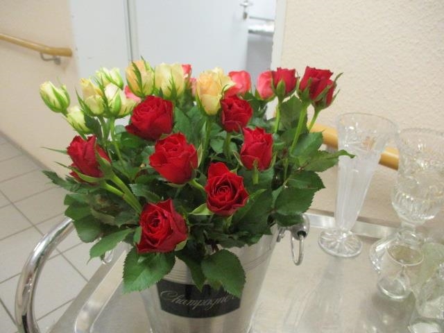 Ein großer Strauß mit Rosen steht auf dem Tisch
