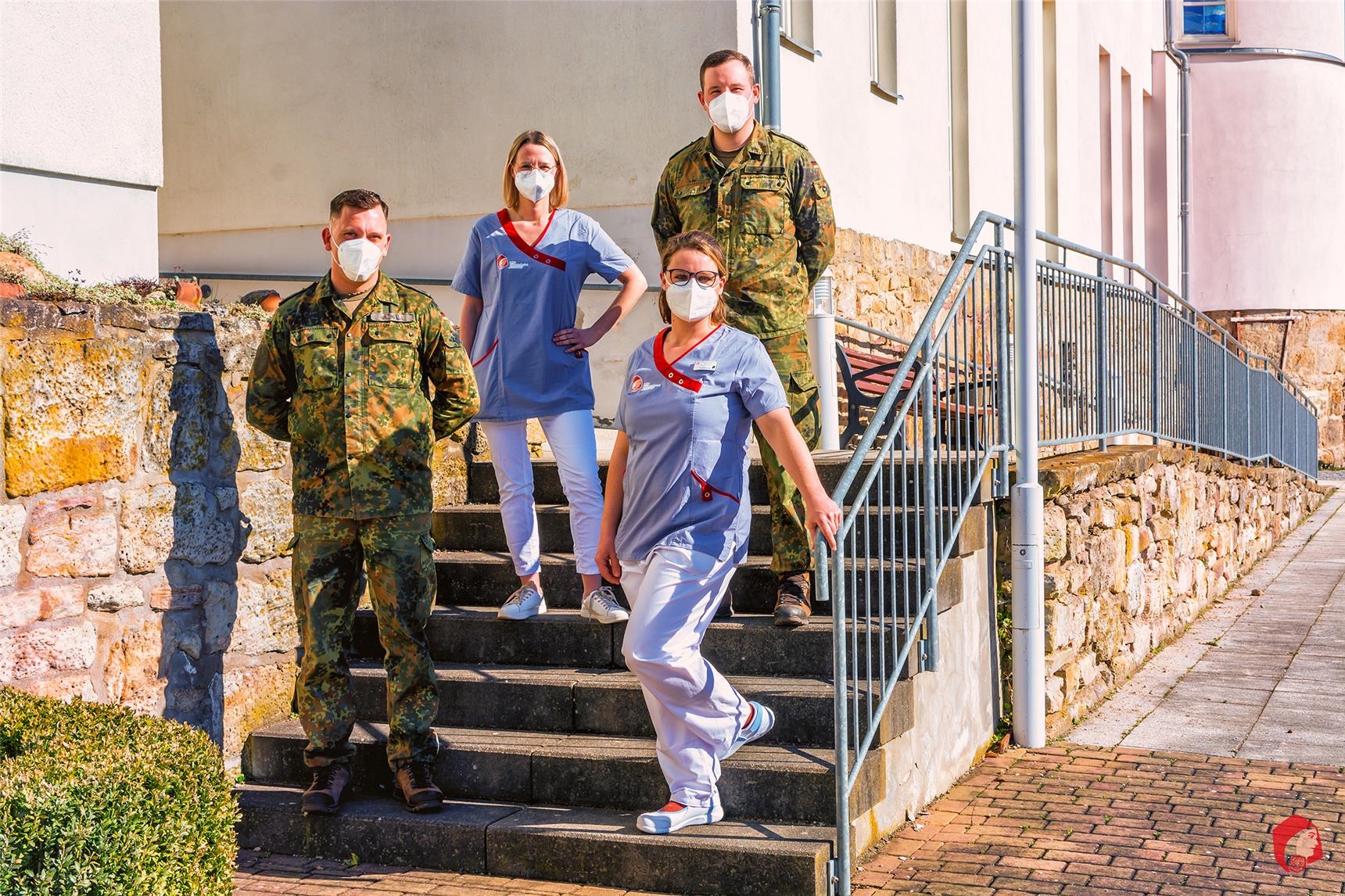 CTE-Pflegekräfte und zwei Soldaten stehend (© CAPZ Hildburghausen)