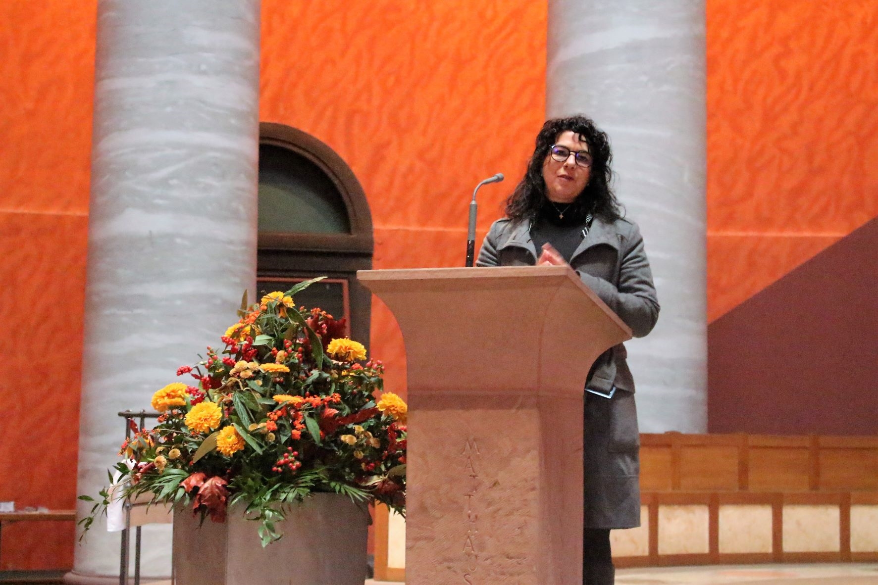 Eine Frau hält eine Rede. (Caritasverband Darmstadt e. V.)