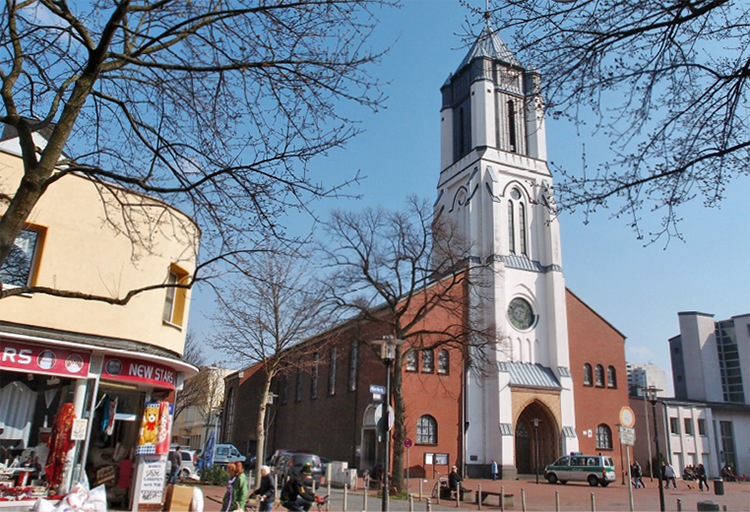 Die Kirche St. Joseph in der Dortmunder Nordstadt. Links im Bild ist auch ein Teil einer Einkaufsstraße zu sehen. (Jürgen Sauer)