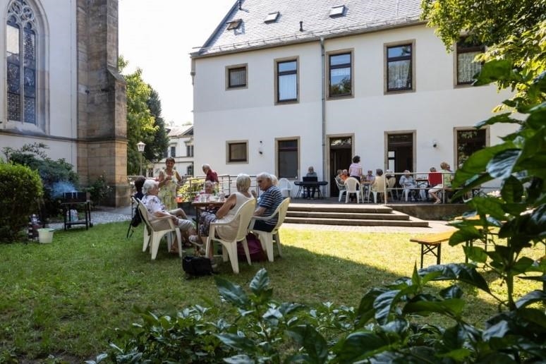 Menschengruppe im Garten