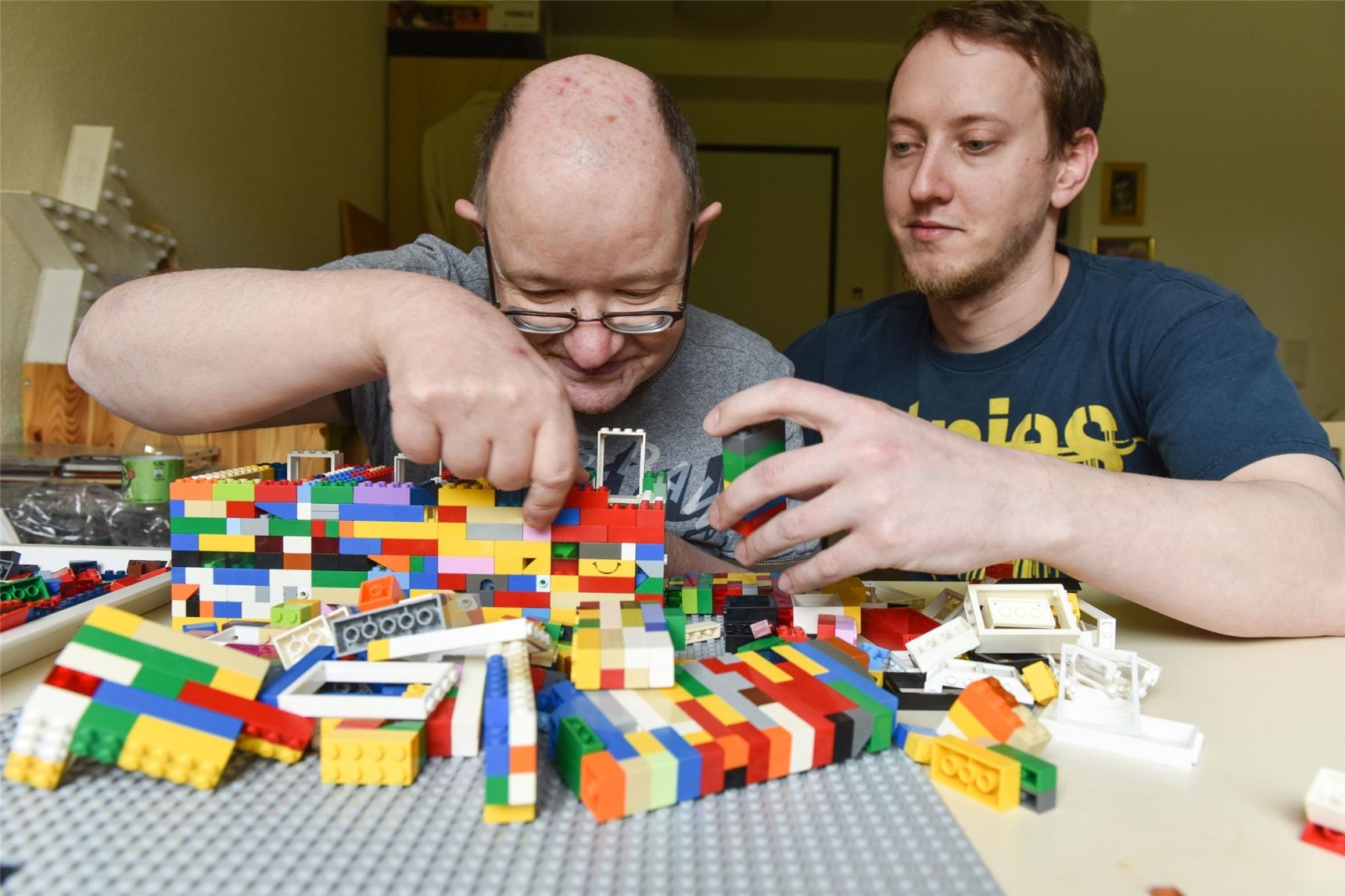 Gemeinsam Lego spielen (DCV / KNA)