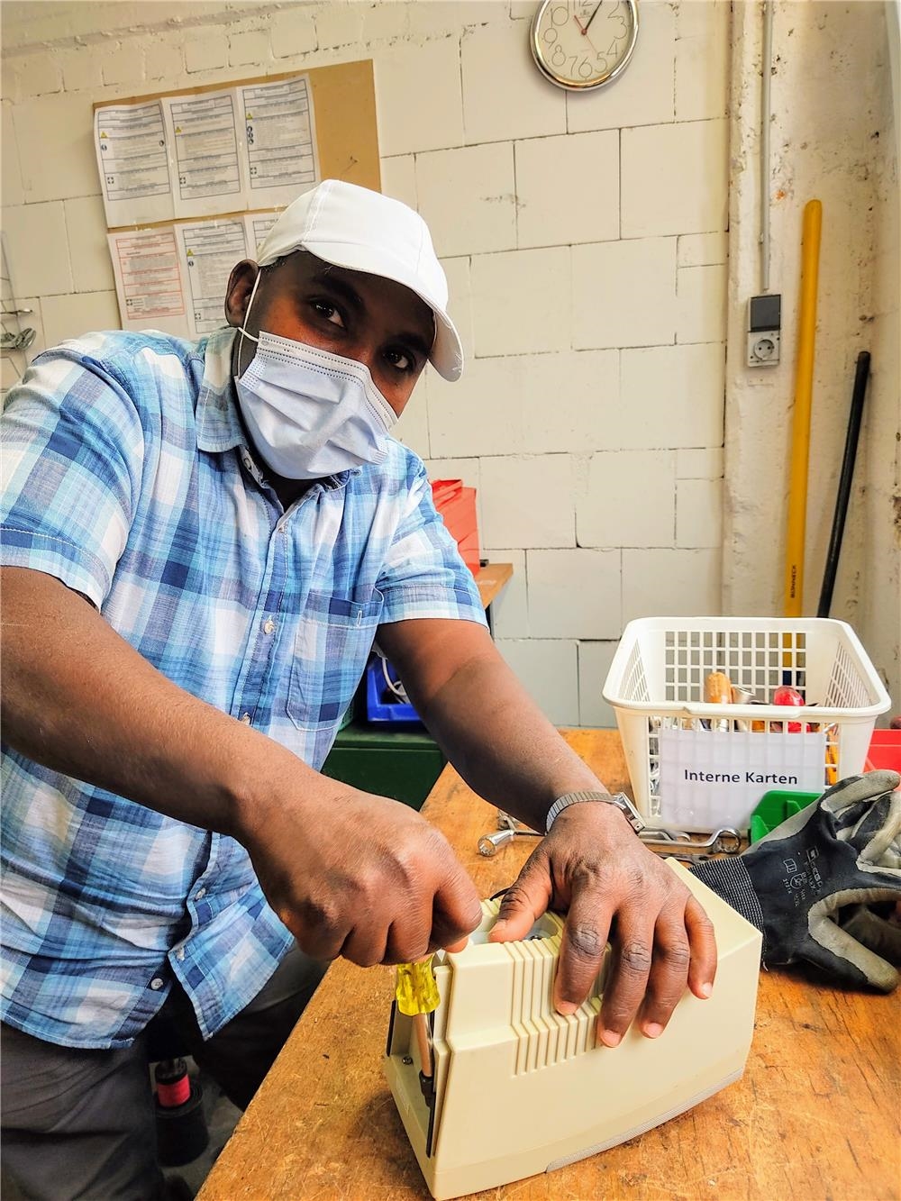 ein Mitarbeiter beim Testen und Reparieren von Elektrogeräten (© Caritasverband Worms e. V., Nicole Merkl)