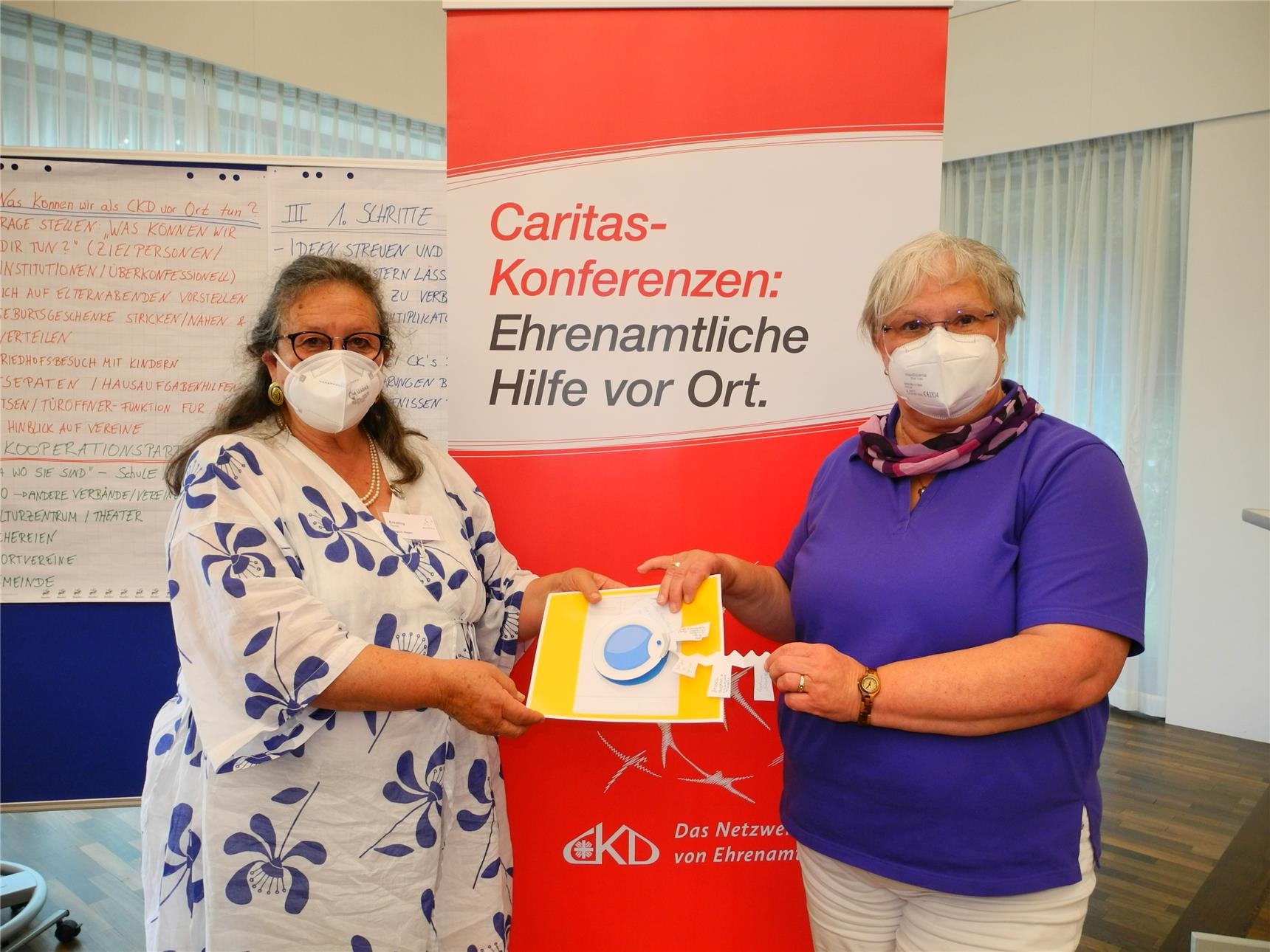 zwei Frauen vor dem CKD-Banner (CKD Paderborn)