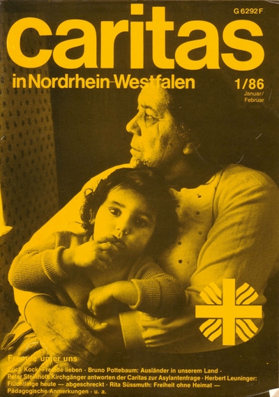 Heftcover der Ausgabe 1/86. Schwerpunkt: Fremde unter uns. Ganzseitges Bild einer älteren Frau mit einem Kind auf dem Schoß in schwarz-weiß-gelb.   