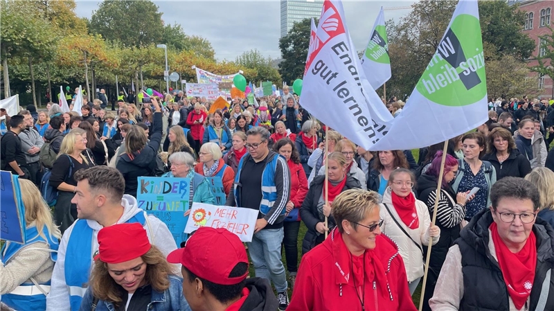 "NRW bleib sozial!" Auch viele Caritas-Mitarbeitende aus Mönchengladbach demonstrierten vor dem Düsseldorfer Landtag.
