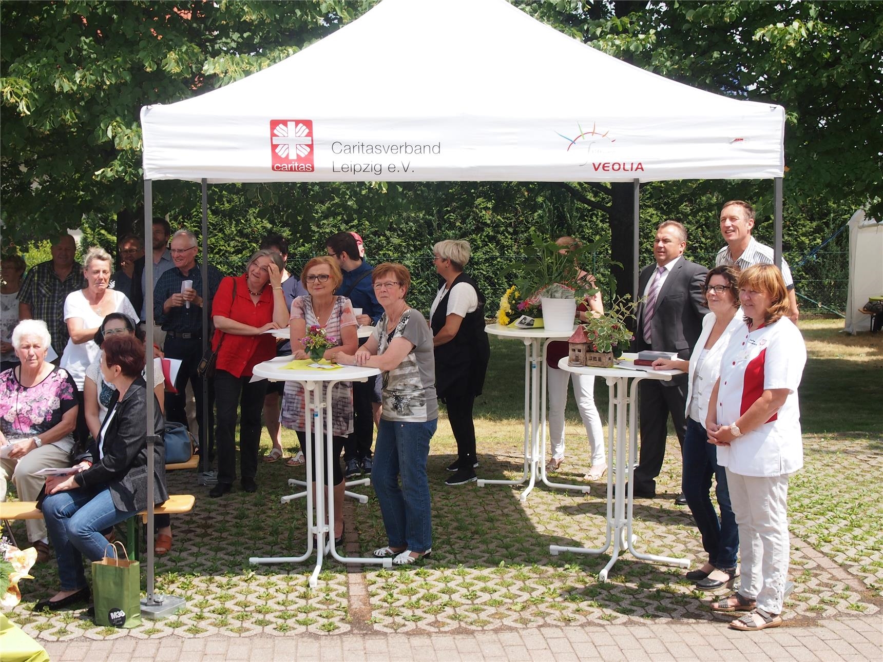 Mitarbeiter und Gäste feierten gemeinsam  (Caritasverband Leipzig e. V.)