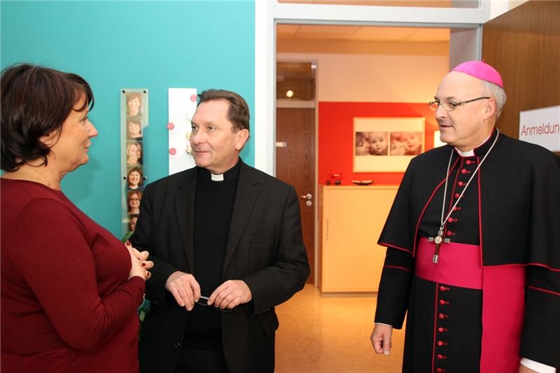 v.l.n.r.: Fachreferentin Gabriele Dotzer, Caritasdirektor Dr. Roland Batz und Bischof Dr. Rudolf Voderholzer (Caritas Regensburg)