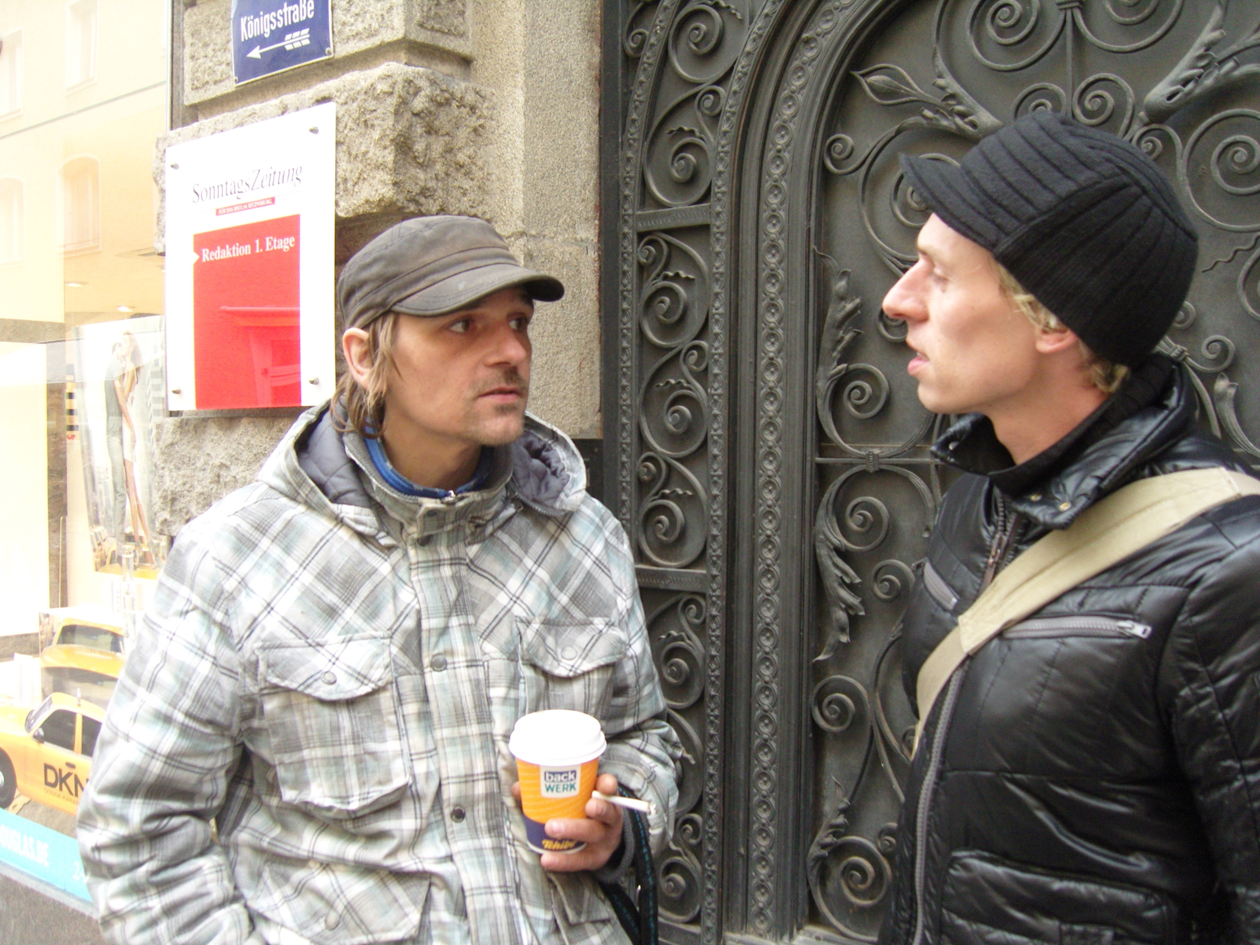 Der Caritas-Streetworker Ben Peter spricht mit einem Mann.