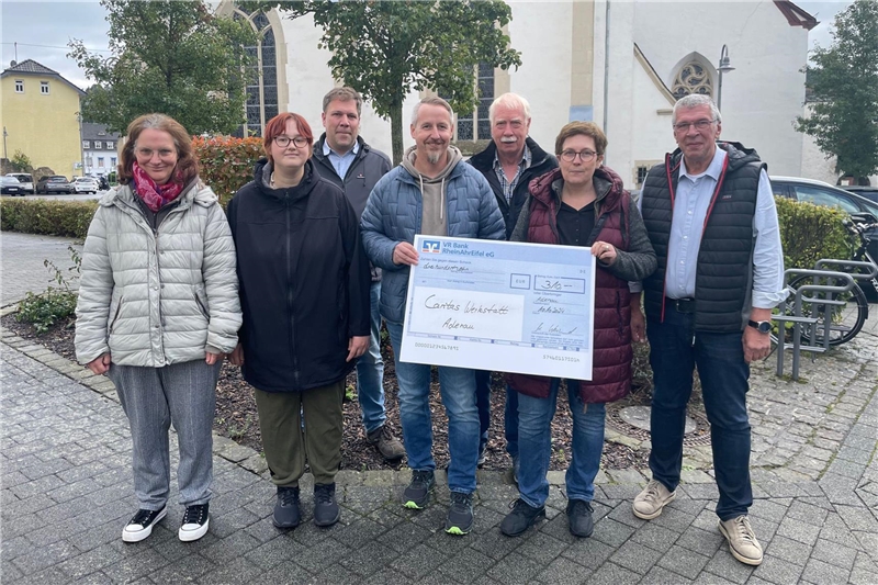 Gruppenfoto mit Sandra Nett, Sarah Schomaker, Johannes Haubrich, Martin Retterath, Wolfram Boemer, Manuela Weinand und Frank Wisniewski bei der Spendenübergabe