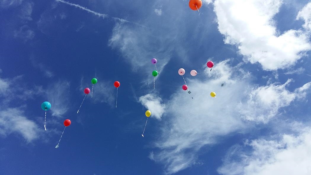 Bunte Luftballons im Himmel (Foto: Caritasverabnd für den Bezirk Limburg)