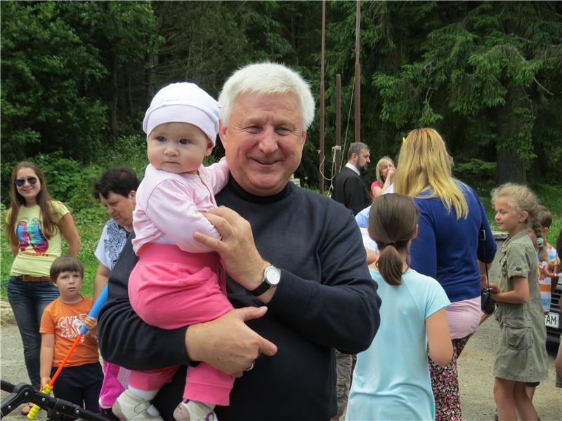 Bischof Stanislaw Szyrokoradiuk, Präsident der ukrainischen Caritas Spes, inmitten von Kindern (Caritas Spes, Ukraine)