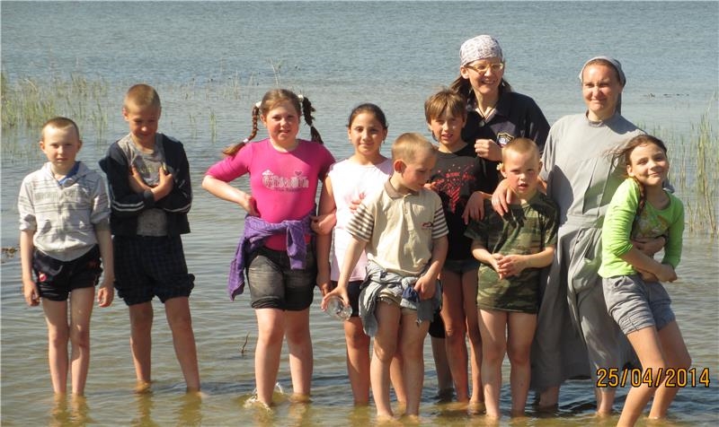 Betreuerinnen mit Kindern am Strand (Caritas Kaliningrad)
