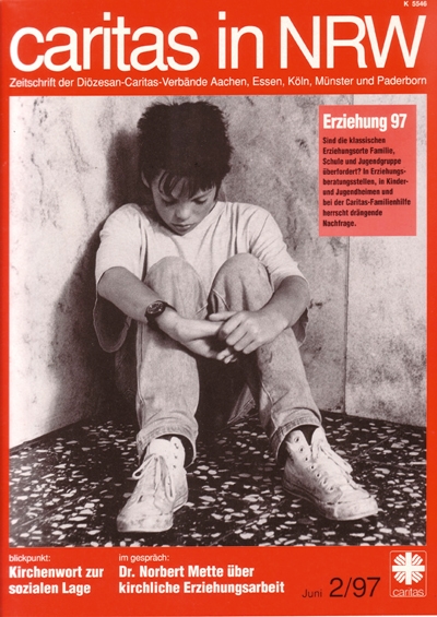 Heftcover der Ausgabe 2/97. Schwerpunkt: Erziehung 97. Bild: Ein Junge sitzt mit gesenktem Kopf auf dem Boden in einer Ecke. 