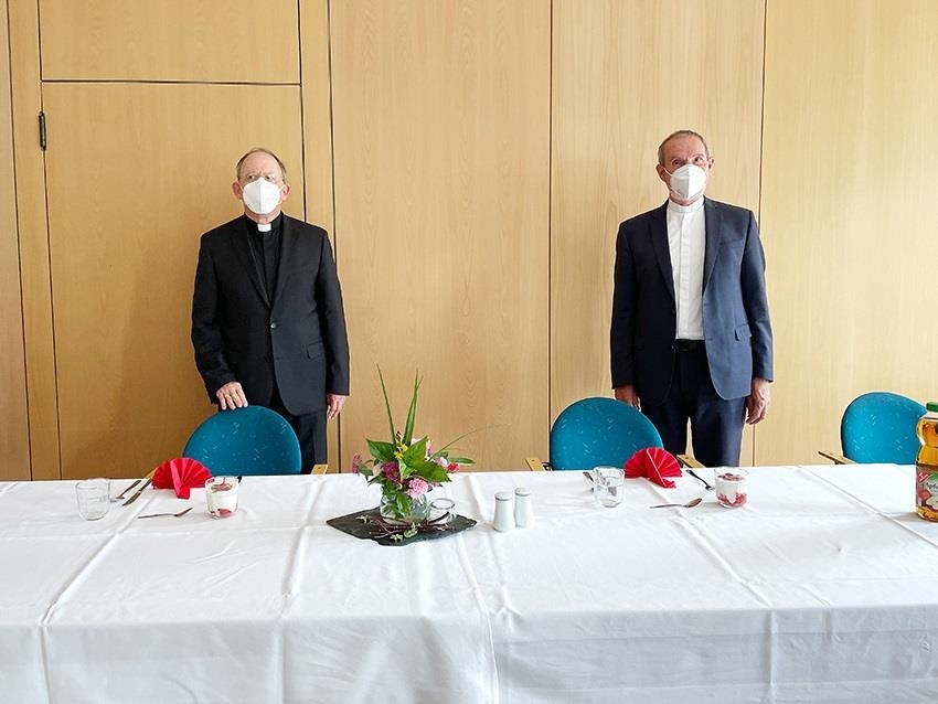 gemeinsames Mittagessen: Bischof Ulrich Neymeyr und Pfarrer Winfried Mucke (© APZ Hildburghausen)