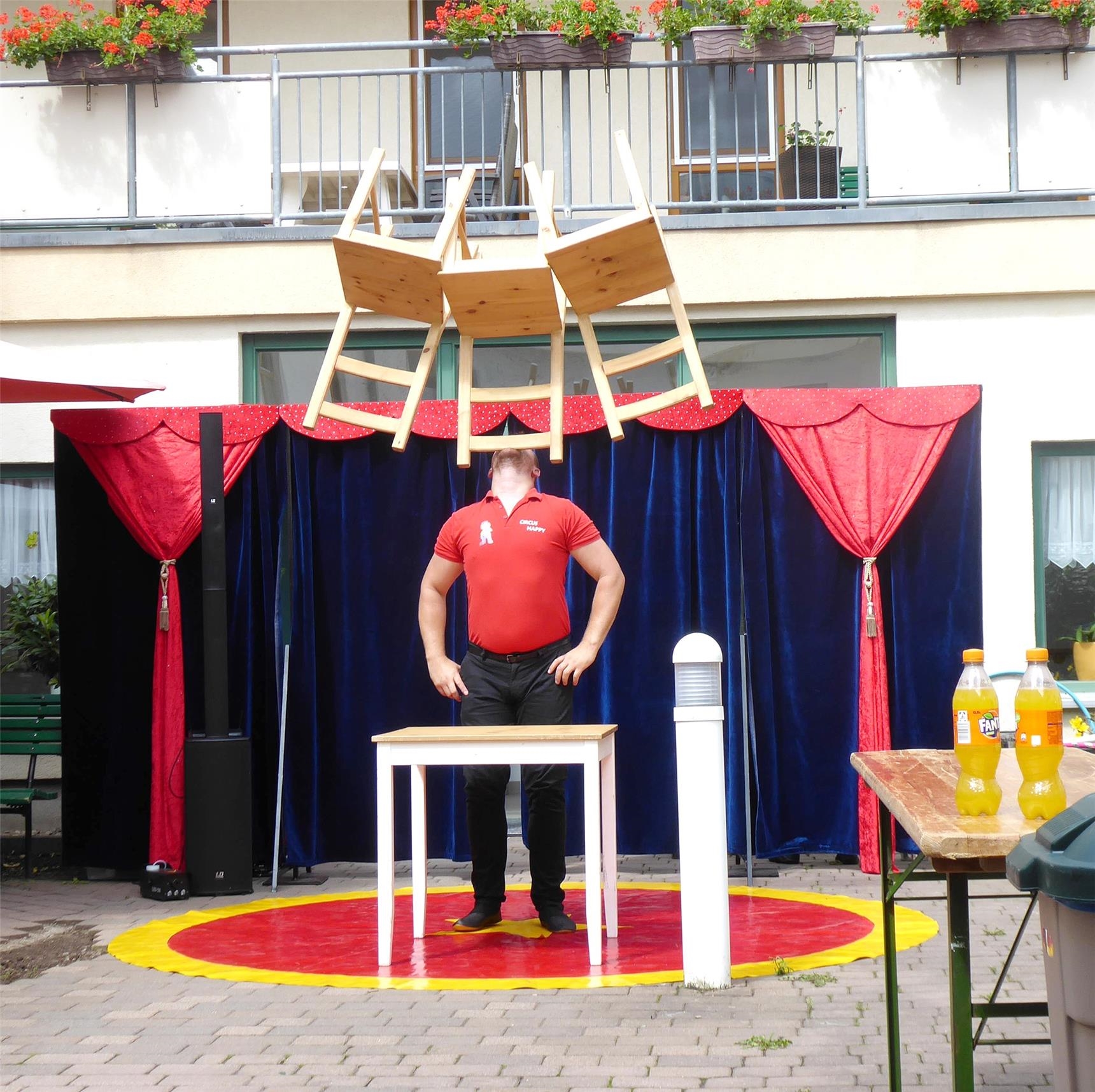 Akrobatikeinlage des Zirkus „Happy“ (© APZ St. Raphael Weimar)