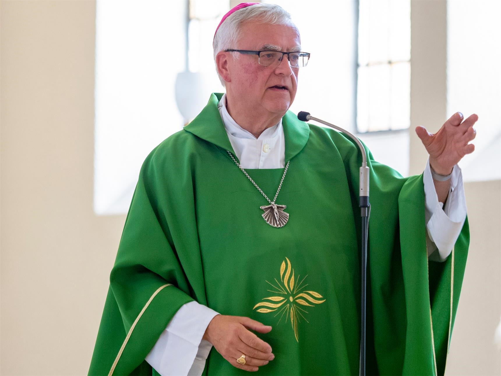 Erzbischof Heiner Koch hält eine Rede