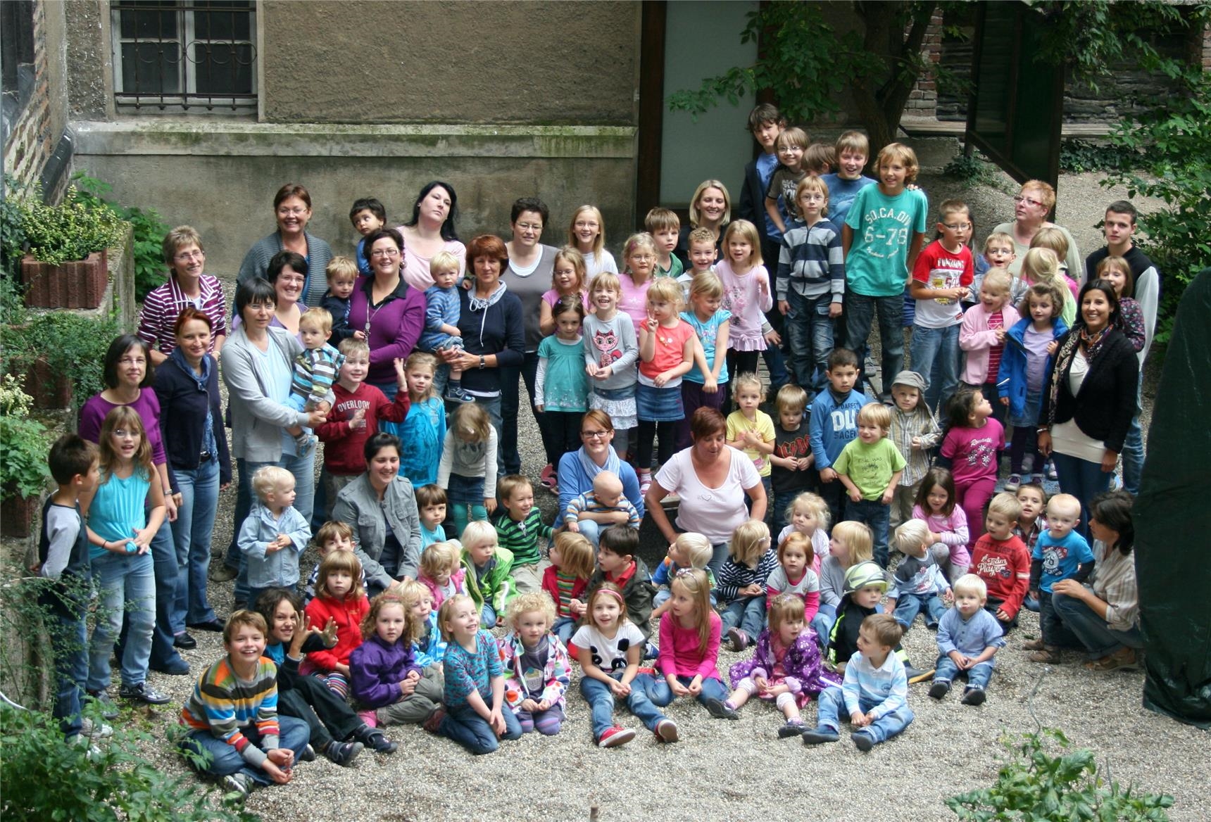 Gruppenbild mit Kindern und Erziehern im Hof (Foto: Marco Wagner)
