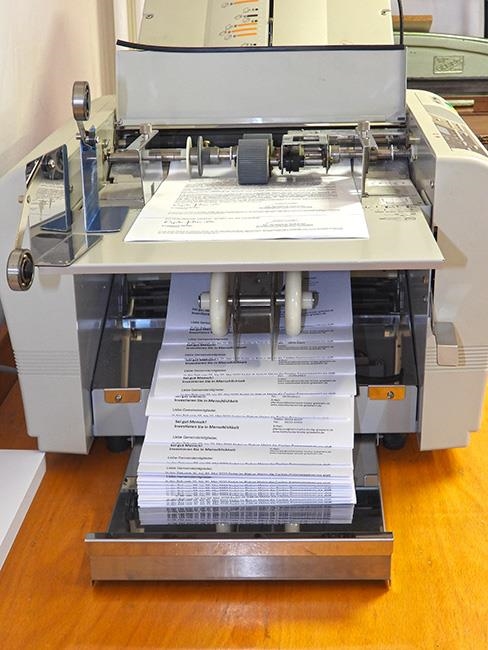 Eine Maschine, die Briefe automatisch faltet um be größerem Postversand das Kuvertieren zu erleichtern (Caritasverband Darmstadt e. V. / Jens Berger)