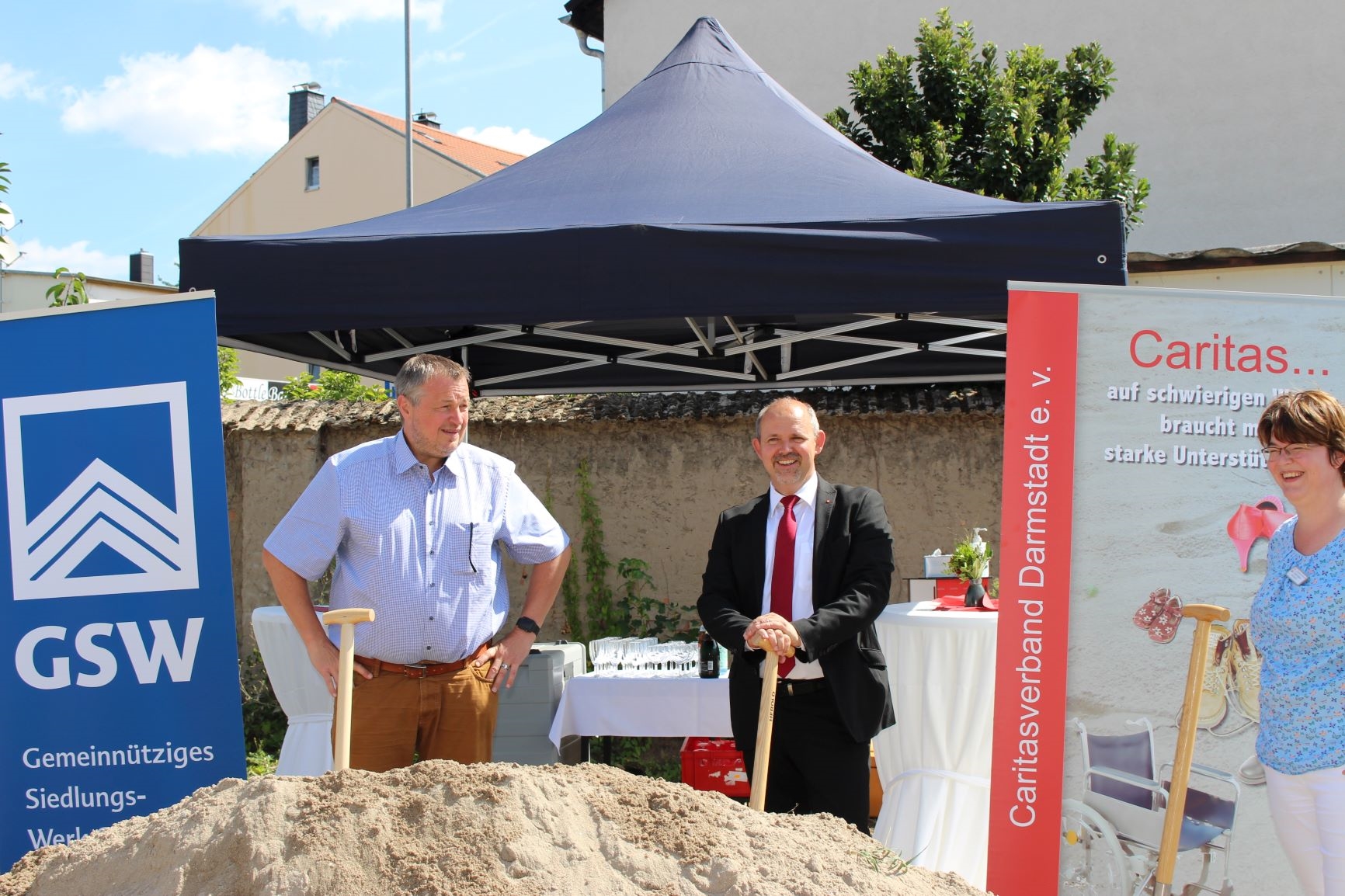 Der Bürgermeister und der Caritasdirektor stehen auf der Baustelle. (Caritasverband Darmstadt e. V.)