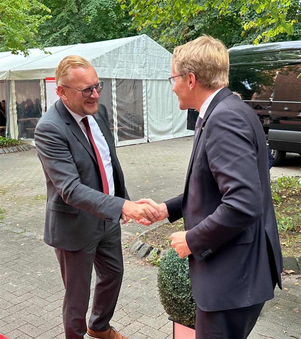 	 Diözesancaritasdirektor Matthias Timmermann begrüßt Ministerpräsident Daniel Günther