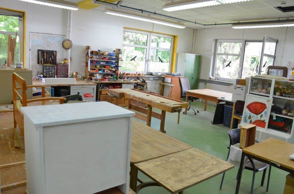 Die Werkstatt mit diversen Tischen und Arbeitsplätzen zur Restaurierung und Aufbereitung gespendeter Möbel  