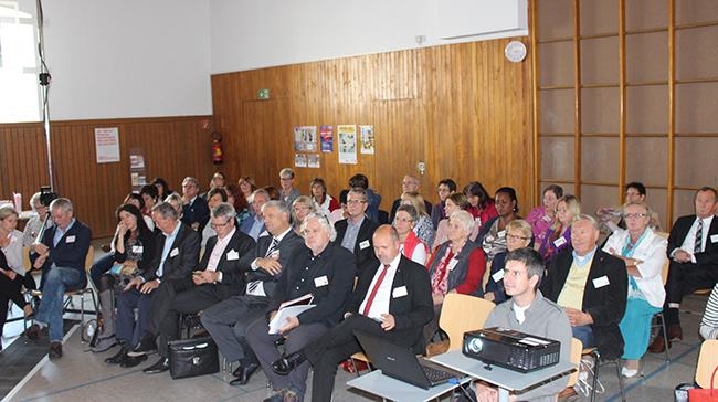 Saal mit Personen, die Vorträgen zuhören (Caritasverband Darmstadt e. V.)