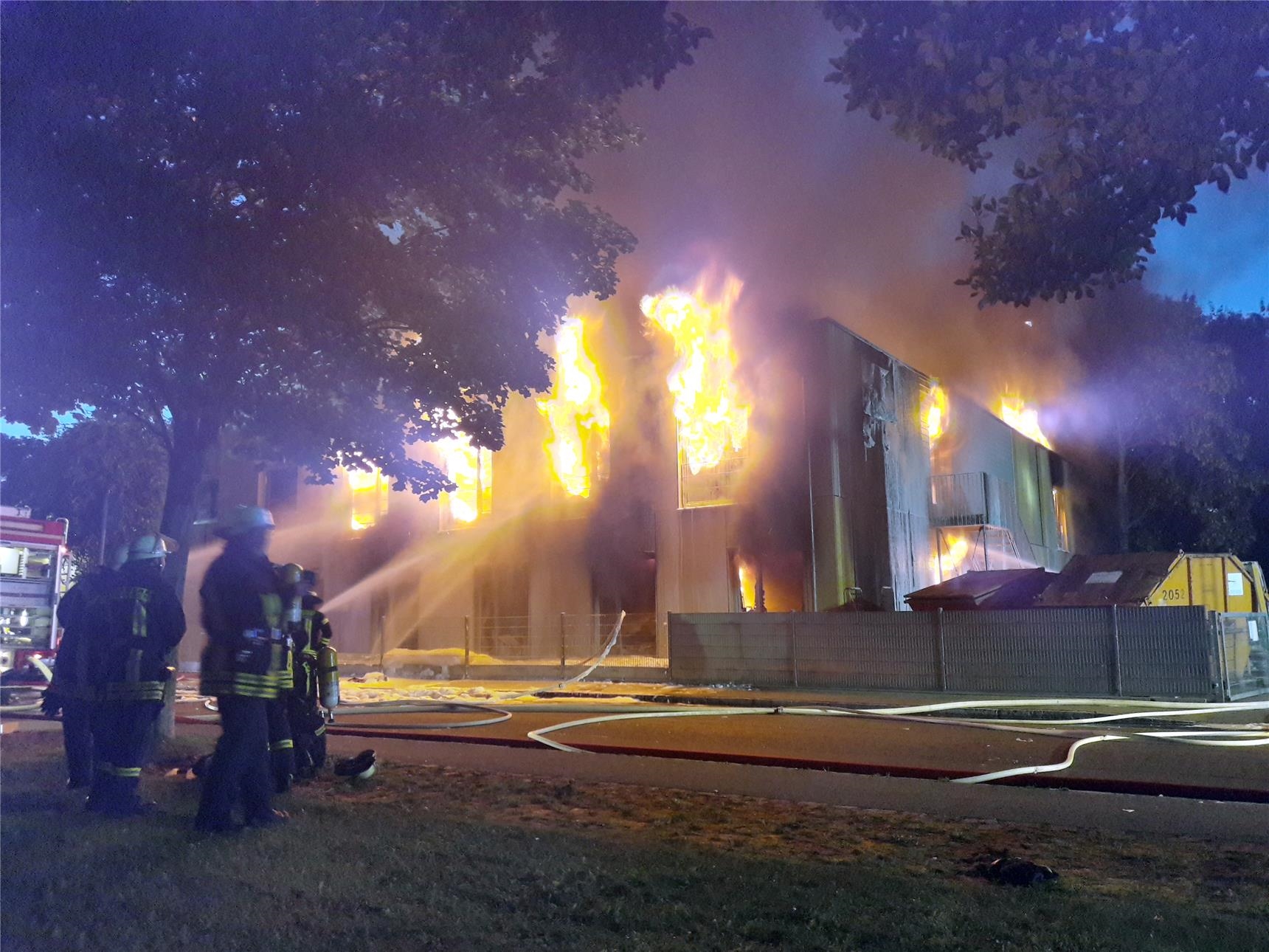 Das Caritas-Sozialzentrum in Augsburg-Göggingen, Depotstraße 5, brannte am Sonntagabend lichterloh. (Annette Zoepf)