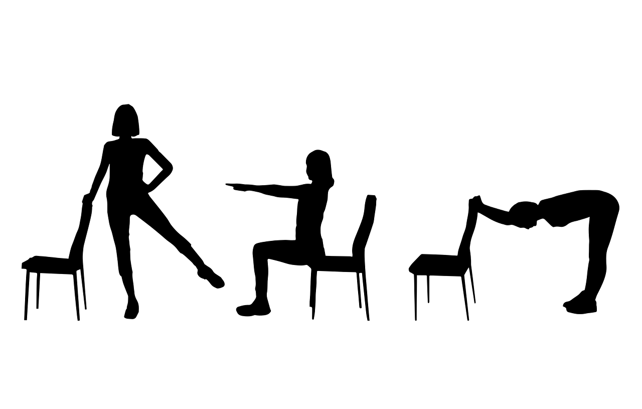 Silhouette zeigt verschiedenen Fitnessübungen mit Stuhl für den Rücken