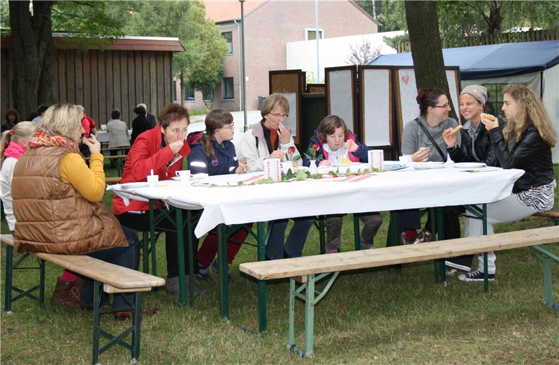 Familien picknicken an Biertischen. (Foto: Jessica Kollmer)
