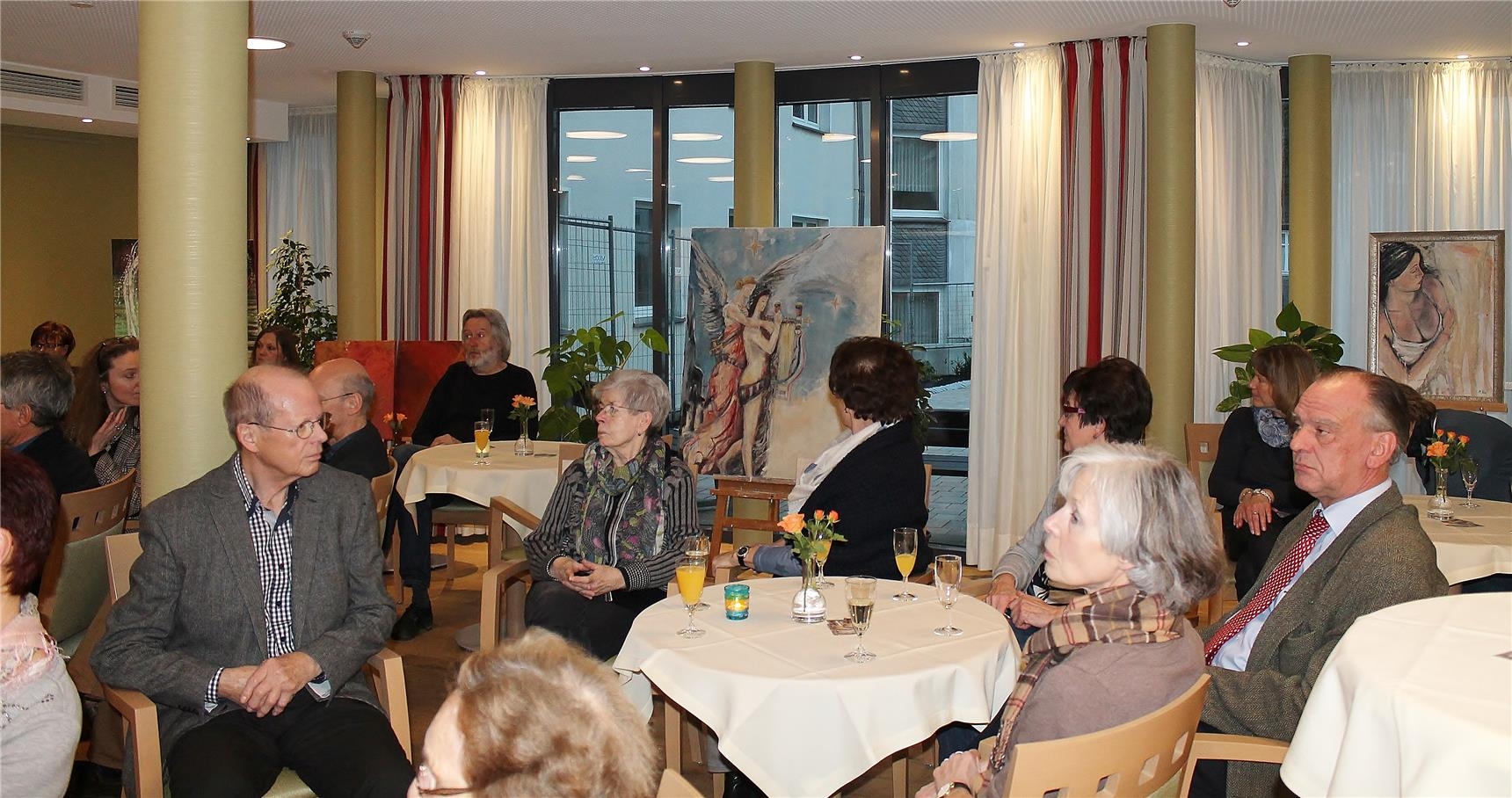 Augenblick x: Ausstellungseröffnung von Monika Voss im Caritas Café CariTasse im Seniorenzentrum St. Engelbert in Brilon.  (Foto: CVB / Wamers)