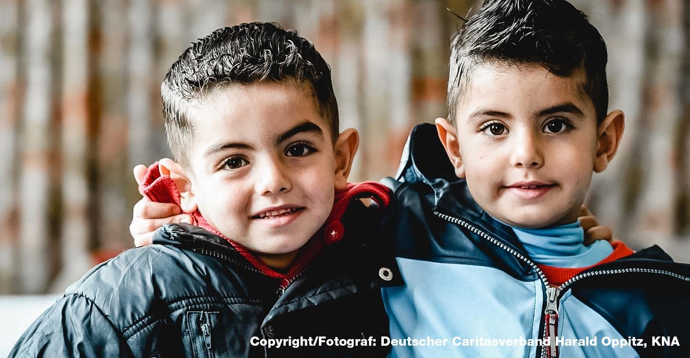 Zwei Jungs mit Migrationshintergrund