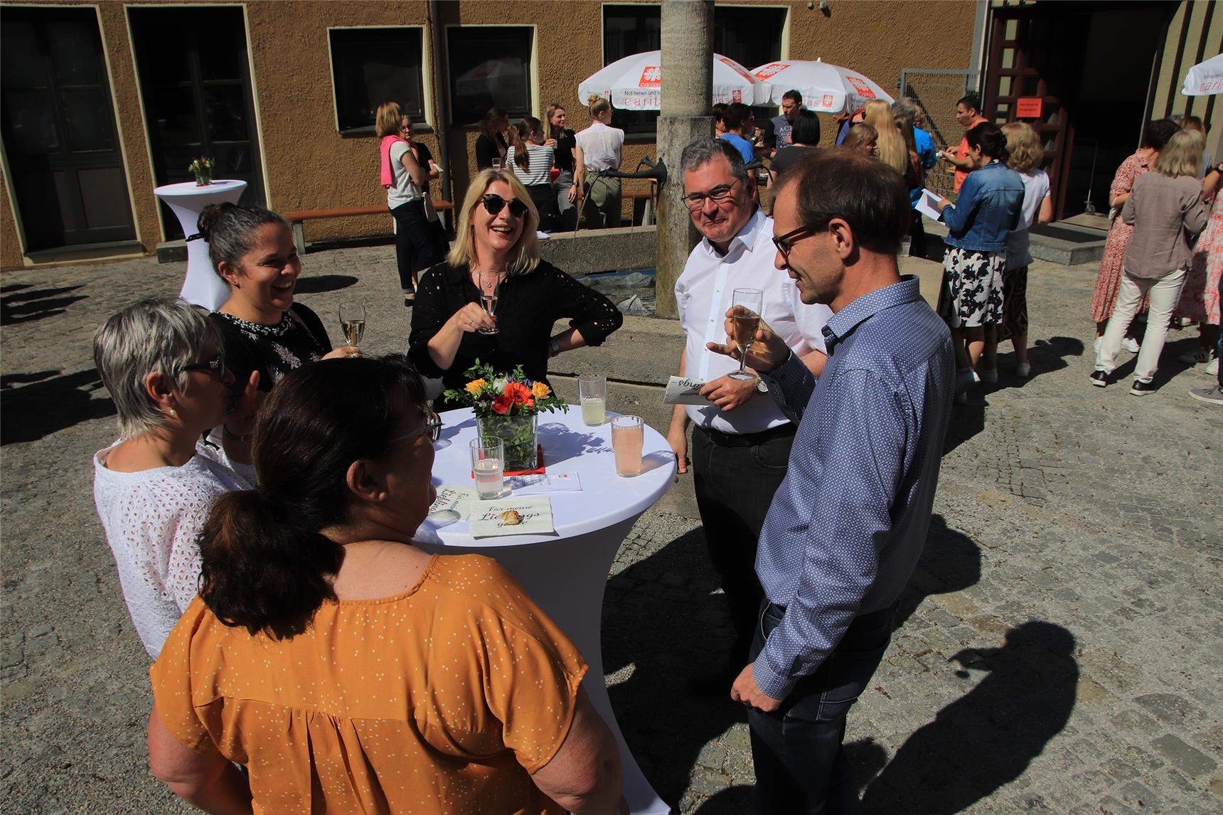 Das Foto zeigt Mitarbeiter*innen des Caritasverbandes zusammen mit Diözesan-Caritasdirektor Dr. Andreas Magg.in guter Stimmung.  (Bernhard Gattner)