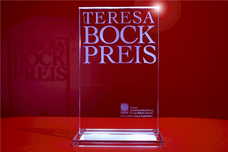 Stele des Teresa-Bock-Preises vor rotem Hintergrund