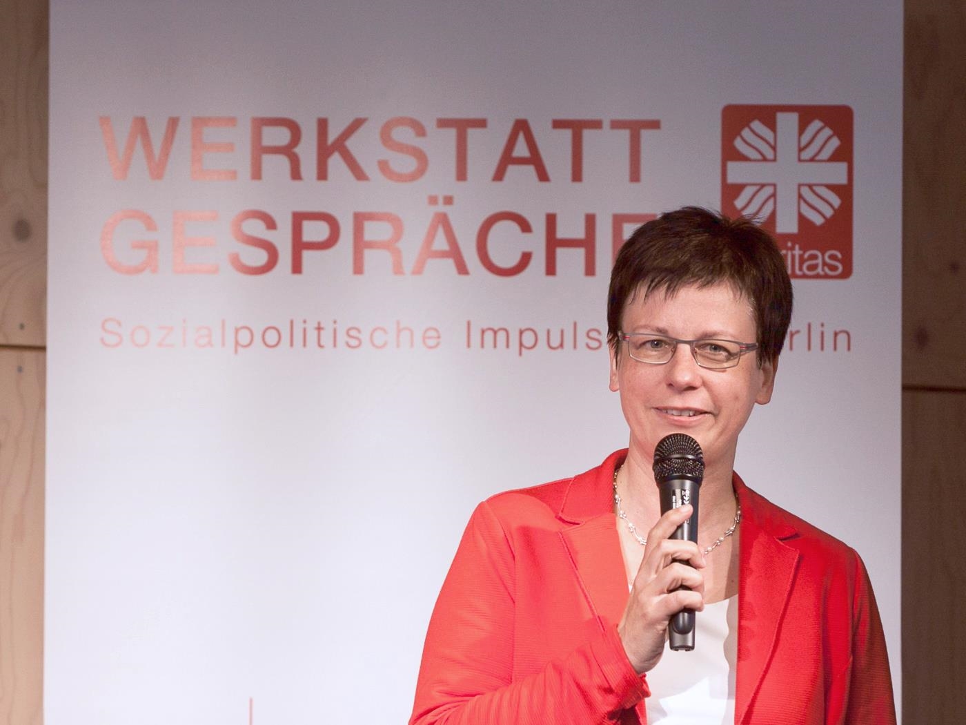 Ulrike Kostka am Mikrofon (Foto: Walter Wetzler)