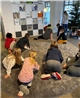 Viele Kinder spielen in einem großen Raum auf dem Teppich. / Caritas-FD-Jugendhilfe