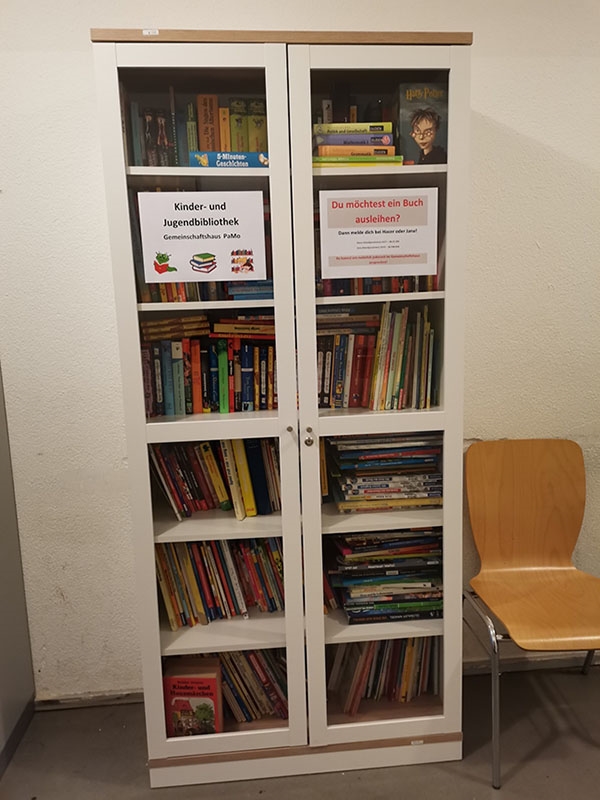 Bücherschrank der Kinder- und Jugendbibliothek des Gemeinschaftshauses PaMo (Caritasverband Darmstadt e. V.)