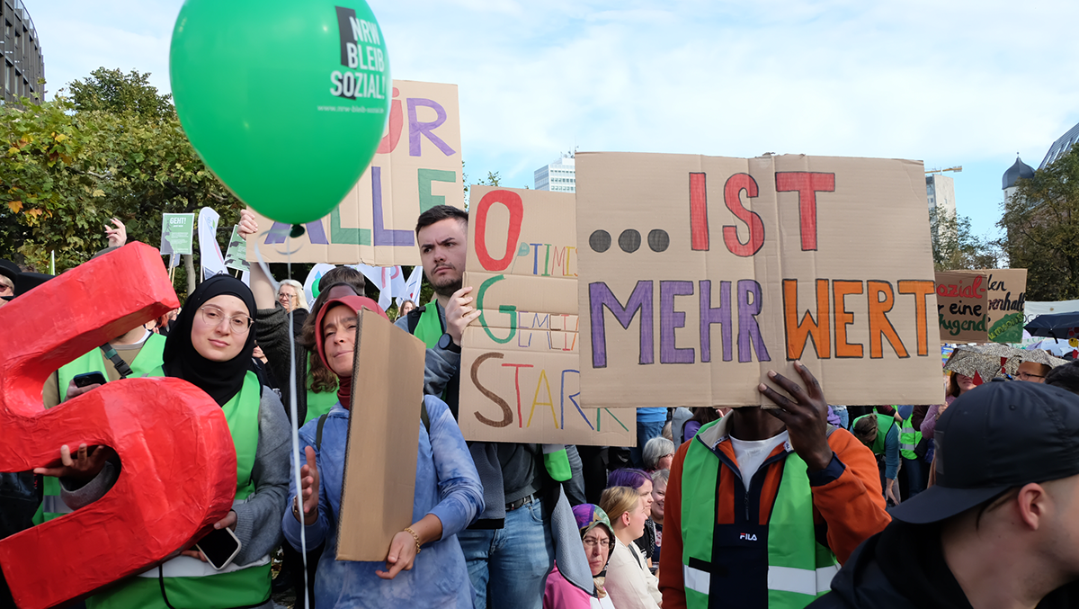 Teilnehmende bei der Kundgebung der LAG Freie Wohlfahrtspflege NRW zur Kampagne 'NRW bleib sozial!' vor dem Düsseldorfer Landtag (Foto: Markus Lahrmann)