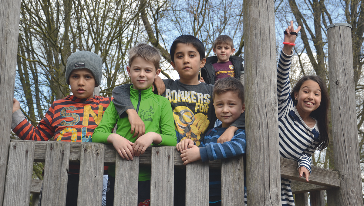 Fünf Schüler und eine Schülerin stehen auf einem hölzernen Klettergerüst der Brukterer-Grundschule in Dortmund-Lanstrop und blicken in die Kamera (Christian Lukas)