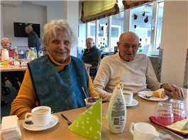 zwei fröhliche Senioren / Foto: Caritashaus St. Vincenz