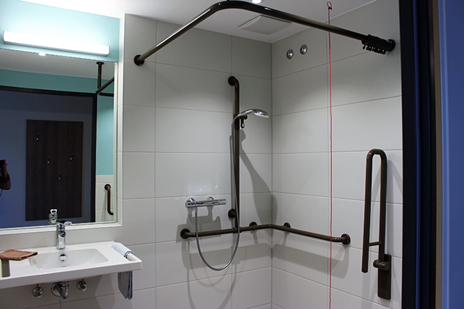 Ein eigenes barrierefreies Bad gehört zu jedem Zimmer dazu (Caritasverband Darmstadt e. V.)