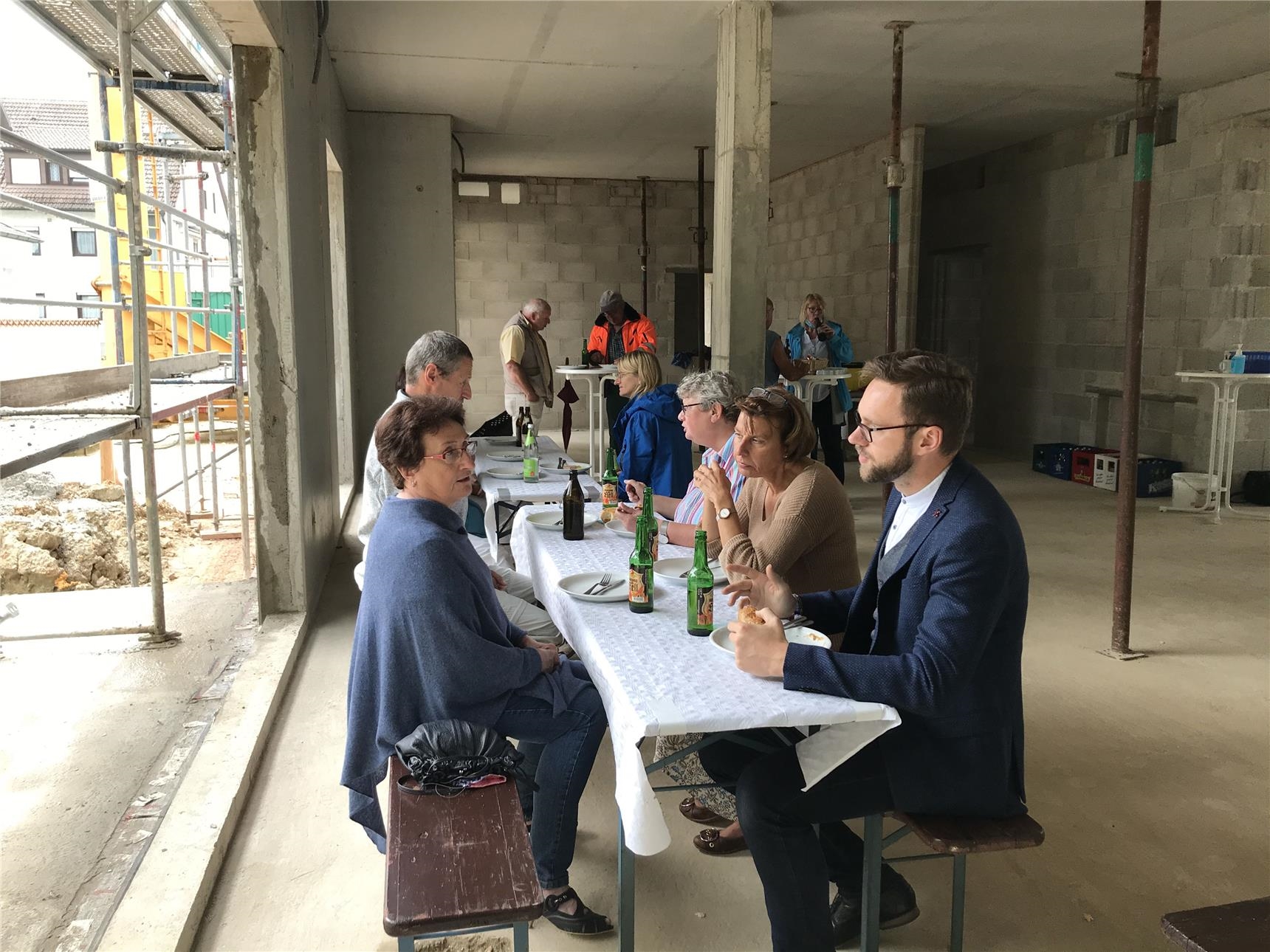 Richtfest Brotzeit Gäste (Foto: Koller)