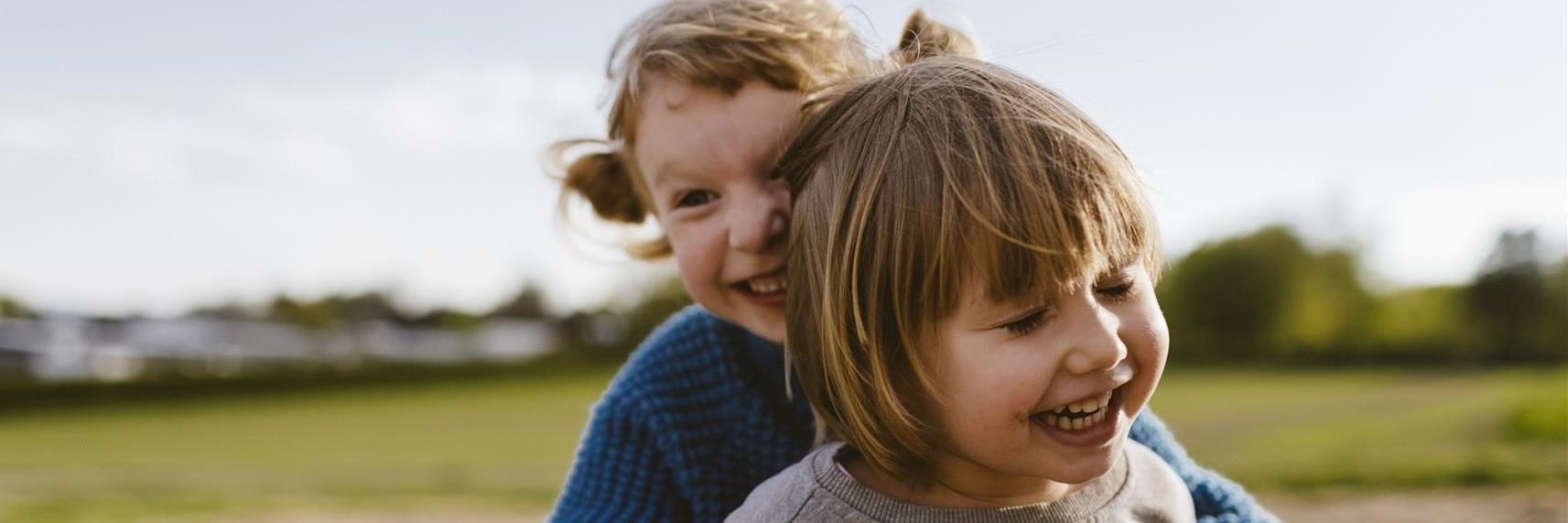 zwei Kinder lachen