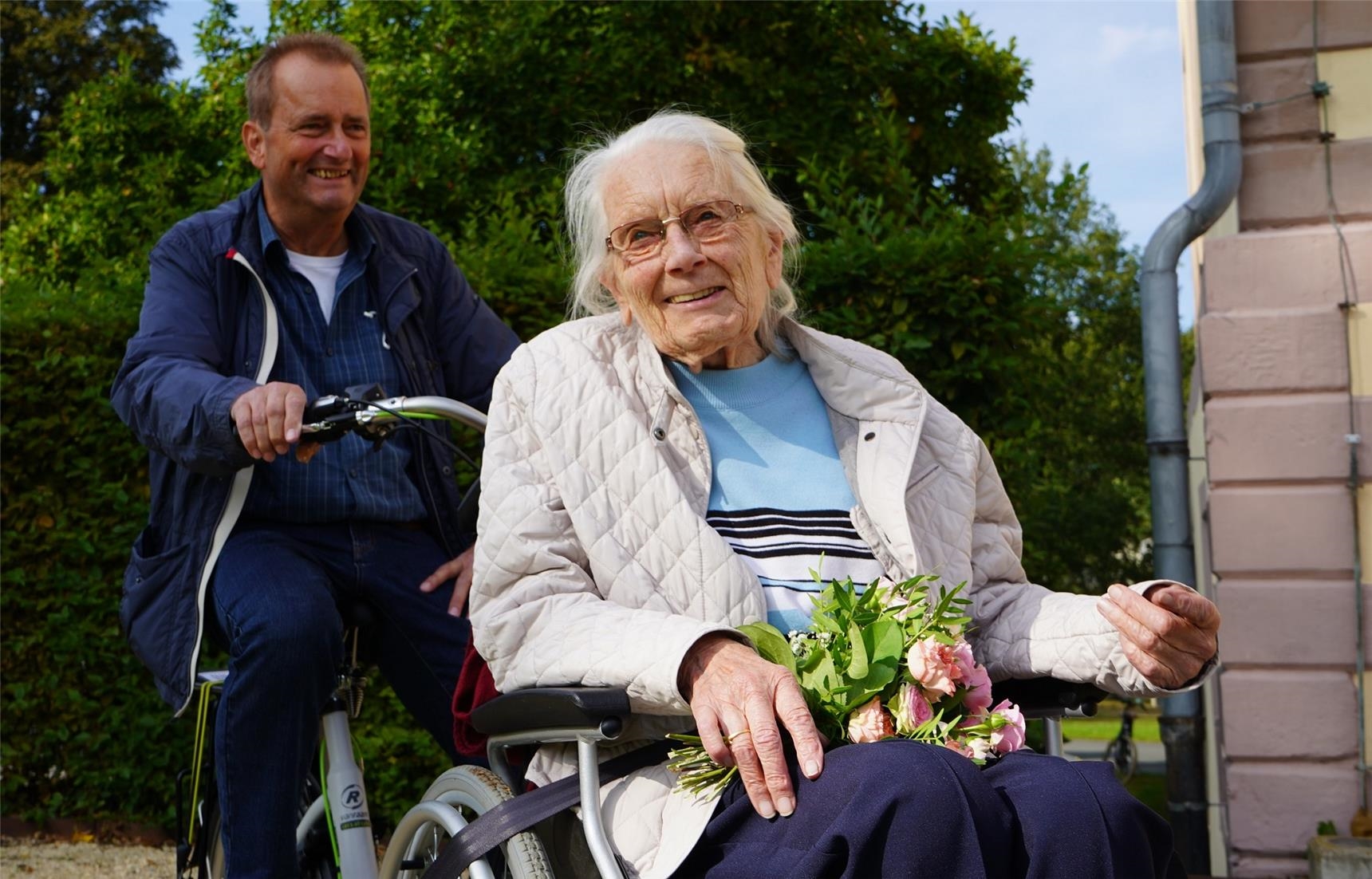 Sich gemeinsam den Wind um die Nase wehen lassen: Margret Bussen (93) ist, obwohl an den Rollstuhl gebunden, begeistert von der Rollstuhl-Rikscha, die von „Pilot“ Detlev Hildebrandt gesteuert wird.  