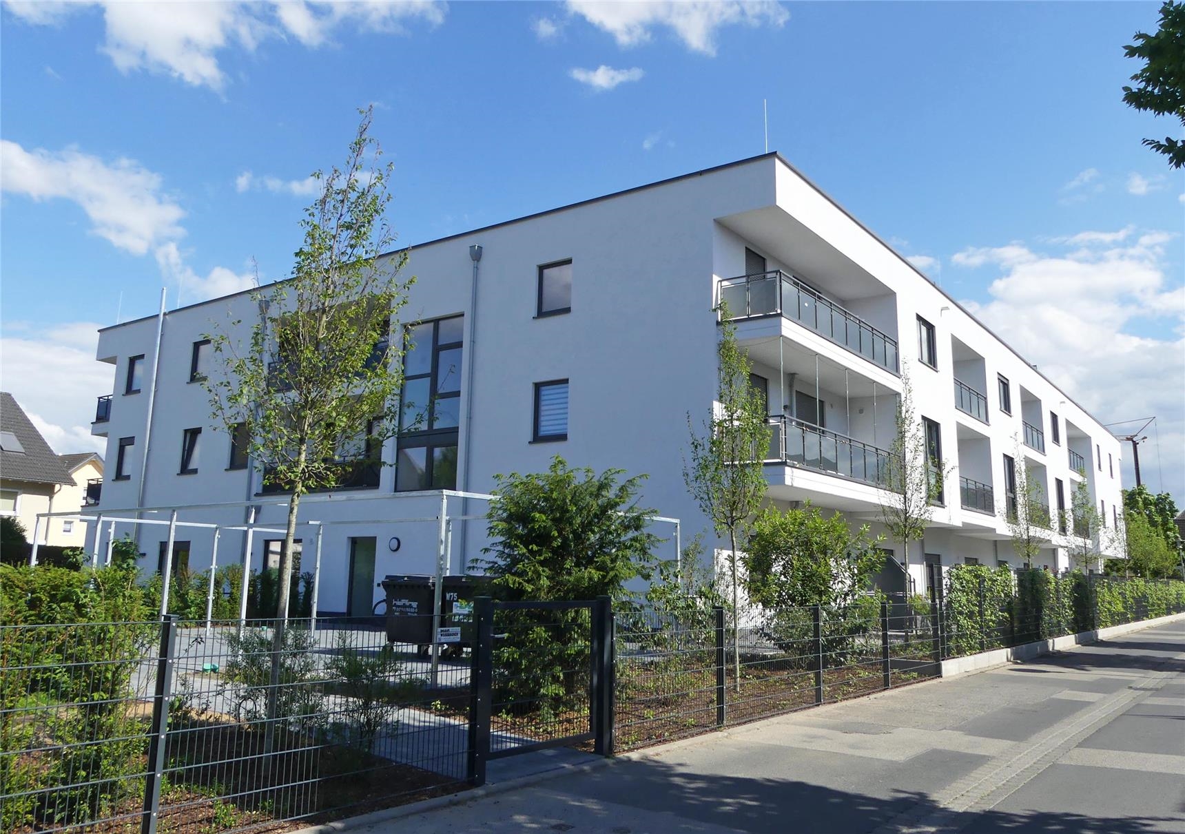 Ansicht der Seniorenwohnanlage Haus Raphael von der Gartenseite aus (Foto: © Caritas Offenbach / Sabine Schilha)