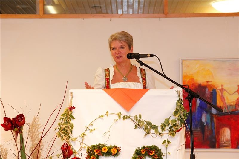 Susanne Jonas, Einrichtungsleitung des Caritas-Seniorenzentrums St. Hedwig der CAB in Königsbrunn, kürte Margot Migoni zur "Miss Caritas".  (Bernhard Gattner)