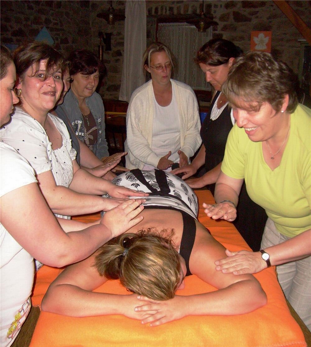 Frauengruppe beim Massagekurs (Foto: Caritasverband Koblenz)